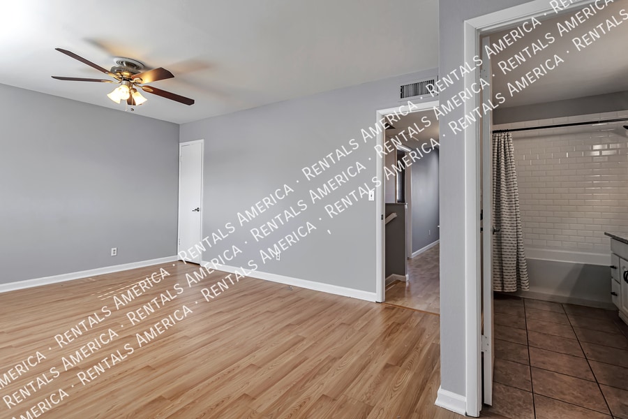 Building Photo - 2964 E Clarendon Ave