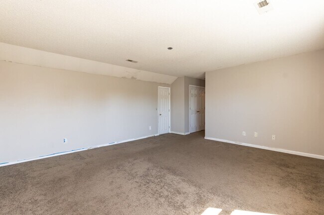 Building Photo - Large Three Bedroom Home!