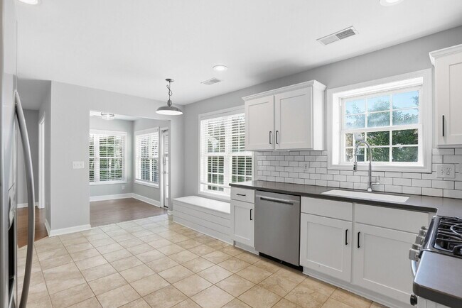 Building Photo - Bright and Airy Three Bedroom Home in Lake...