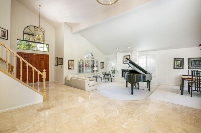Building Photo - 5 bed 3 bath, 3500 sft in Tempe with pool