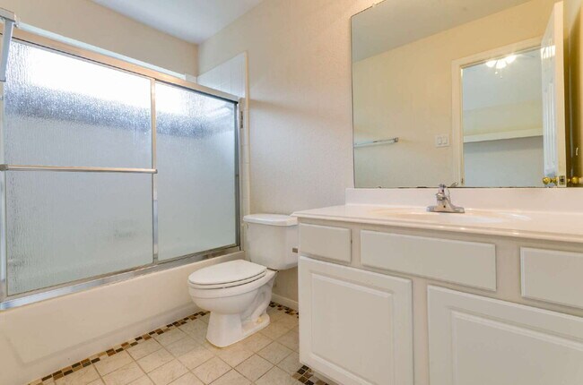 Building Photo - Spacious 5-Bedroom Home in Brazos Landing!