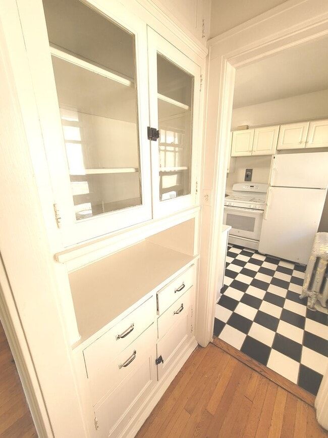 Building Photo - 2541 N Lake Dr