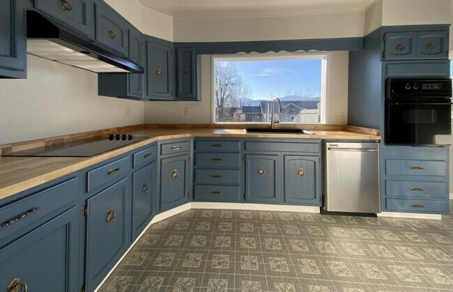 Building Photo - 300 E Lake St