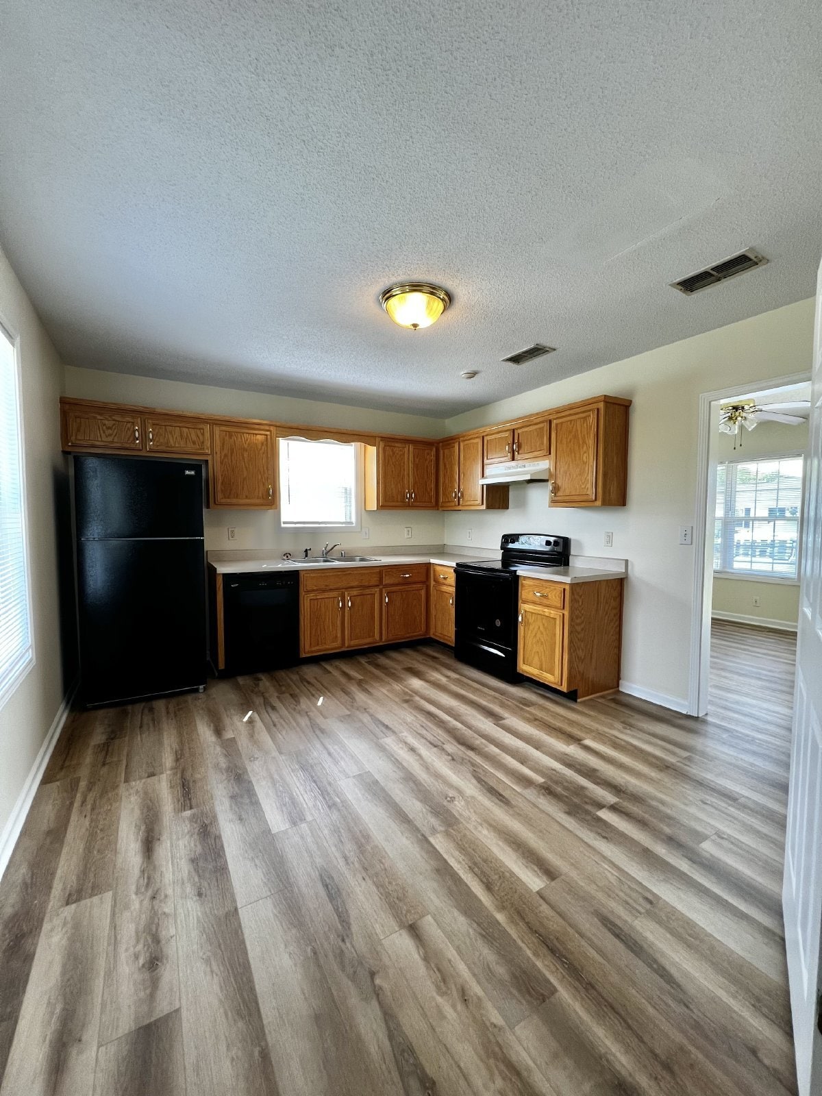 Building Photo - "Charming 2-Bedroom Retreat with 912 Sq Ft of Cozy Living in Oak Grove!"