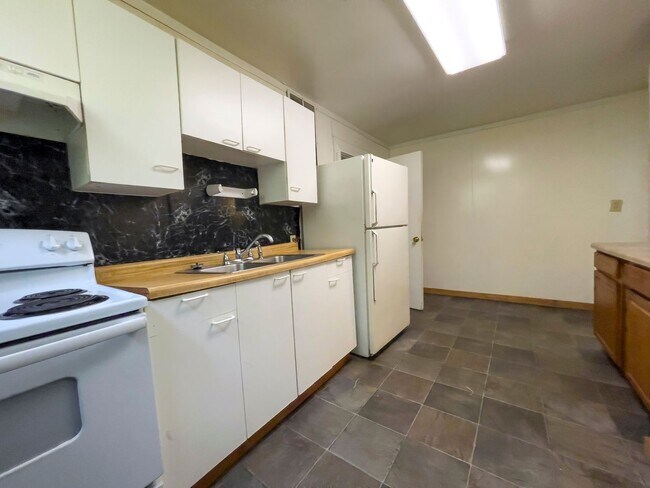 Building Photo - Fall into this cozy 3-Bedroom Home with a fenced in yard & detached garage!