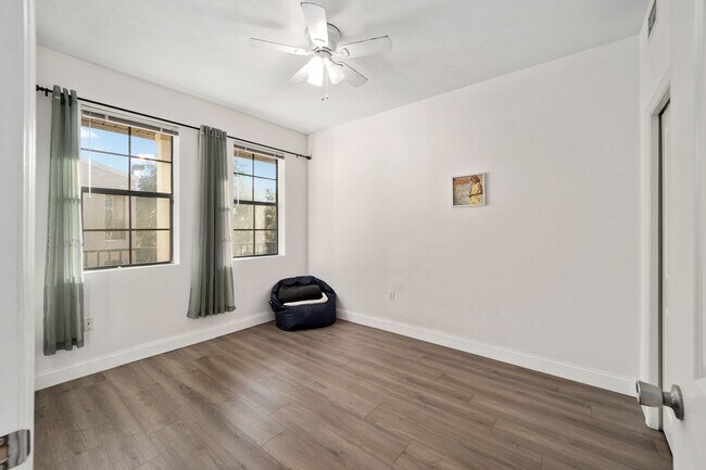 Building Photo - Stylish 2/1 condo in downtown Gainesville w/ parking and laundry