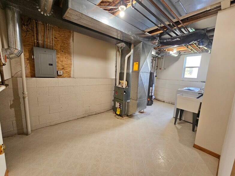 Utility room with laundry - 603 Foxmead Pl