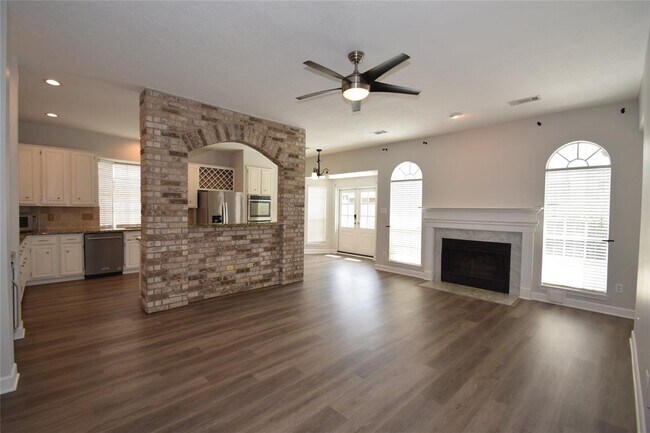 Building Photo - 1322 W Forest Dr