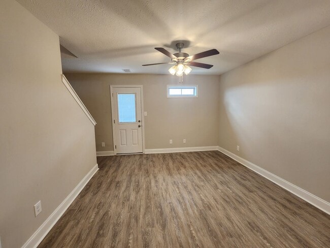 Building Photo - 3 Bedroom 3 Bath End Unit Townhome