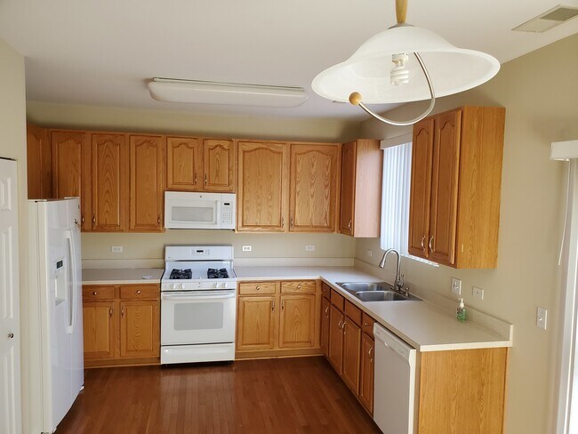 Building Photo - 832 Cherry Creek Dr