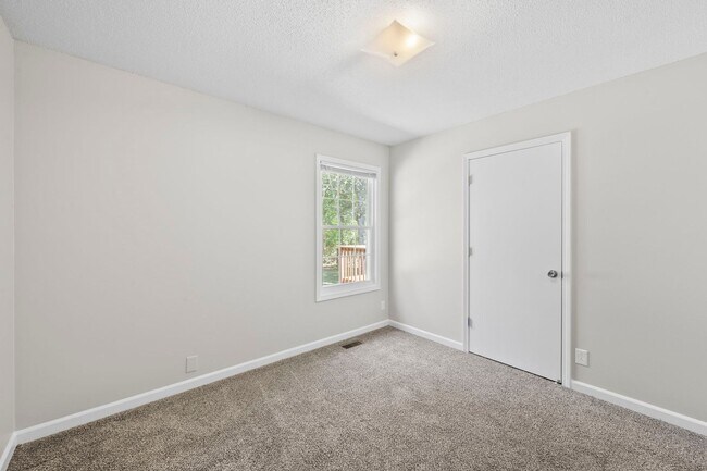 Building Photo - Cozy Charm Meets Modern Touches in Oak Grove