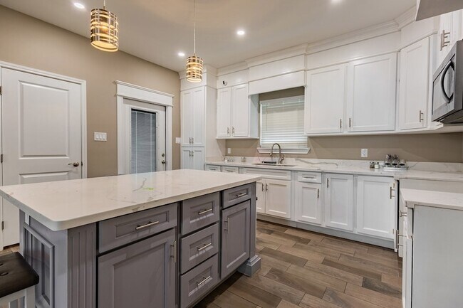 Building Photo - 1817 Rebecca Ln