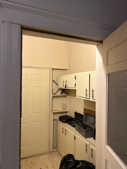 mud room off the back door - 1075 Lakepointe St