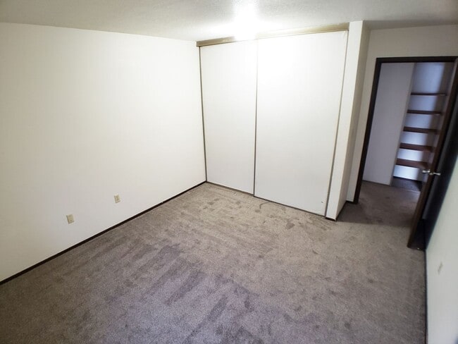 Building Photo - 1 Bedroom Apartment in Lonsdale Main Level
