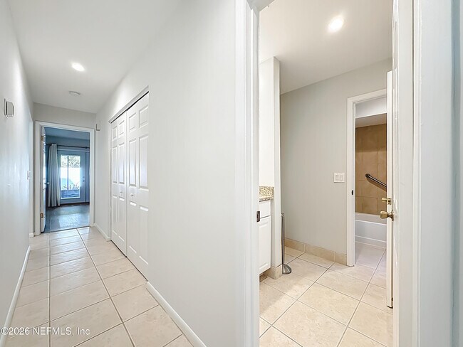 Building Photo - 141 La Pasada Cir W