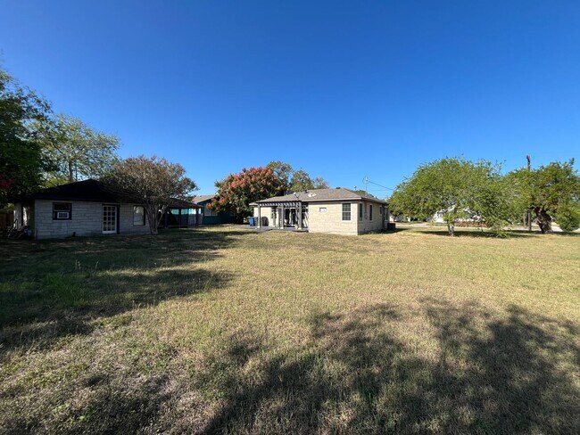 Building Photo - HOUSE AND BACK APARTMENT ON LARGE LOT!!