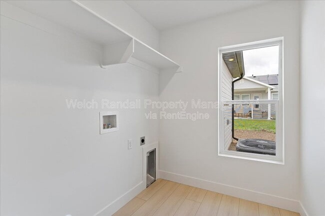 Building Photo - 837 E 3rd N