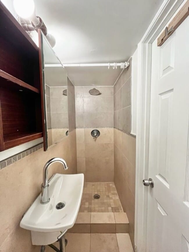 Building Photo - Great 4 BR 3 BA townhouse in great quiet s...