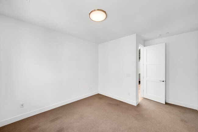 Building Photo - LUX 3BD, 5BA Modern Townhome at 9th & CO Near Congress Park