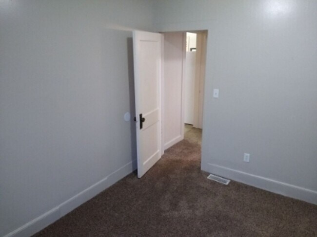 Building Photo - 3 Bedroom 2 Bath House