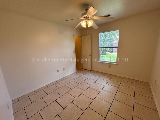 Building Photo - Move In Ready!! Cozy 3 Bed 2 Bath Duplex!