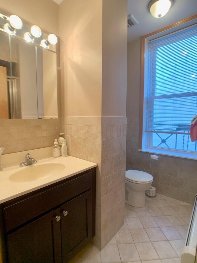 Building Photo - 402 Grand St