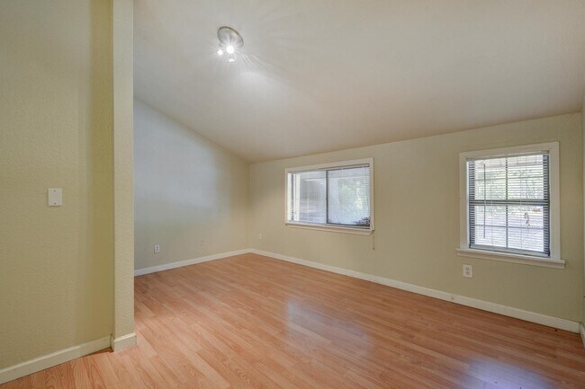 Building Photo - 4405 Barrow Ave