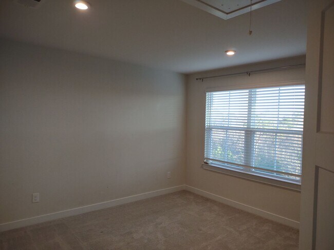 Building Photo - Superlative 6 Bedroom, 5 Bathroom Home in an Upscale Community!