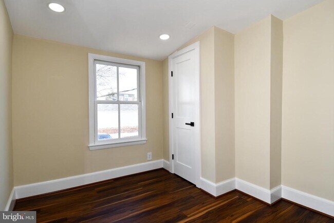 Building Photo - 216 S Henry St