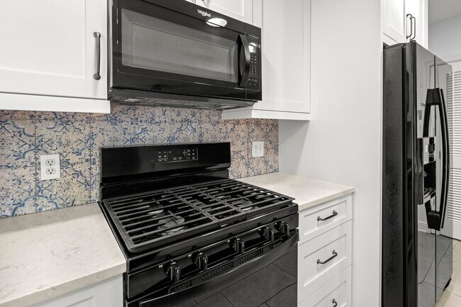 Building Photo - Lake View Park Home - Two Bedrooms Plus Of...
