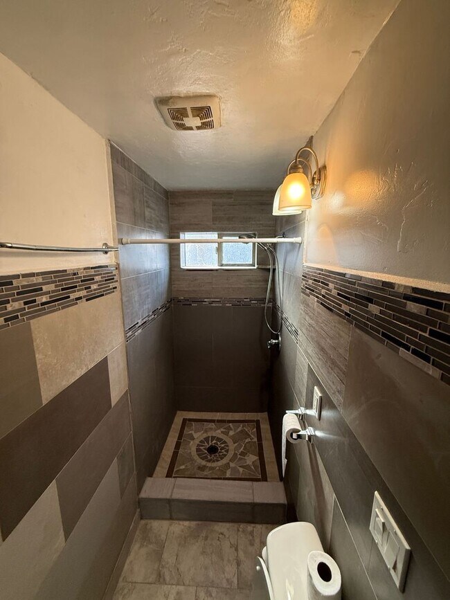Building Photo - MOVE IN SPECIAL-2 Bedroom / 1 Bathroom Apartment in Madras Oregon