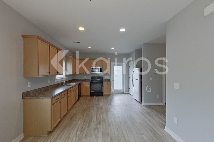 Building Photo - 520 White Oak Cir