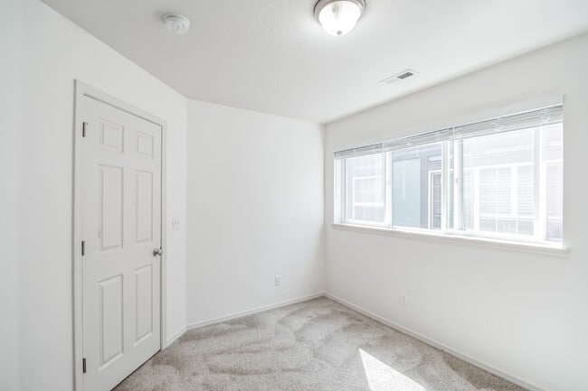 Building Photo - 1050 SE Alika Ave