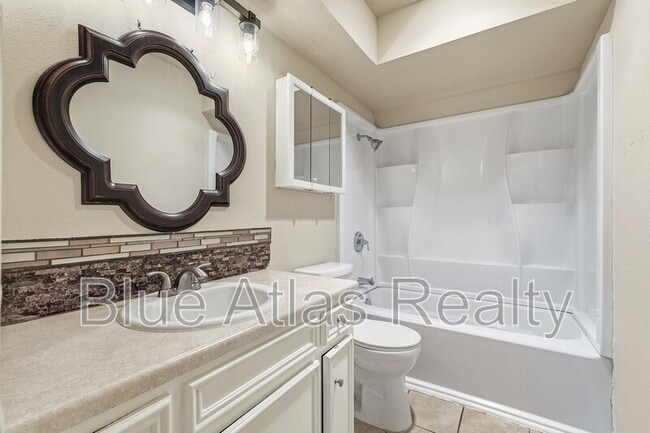 Building Photo - 702 Skyline Dr