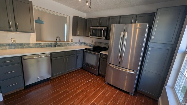 Building Photo - 432 E Laurelwood Dr