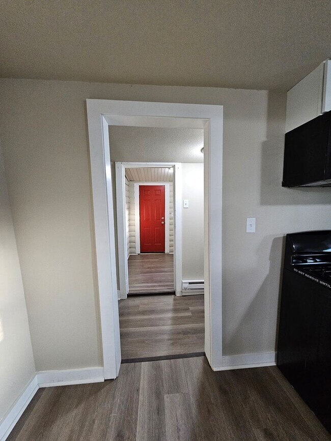 Building Photo - 2 Bedroom 1 Bath Home