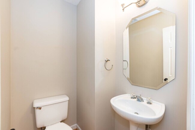 Building Photo - 8 Woodcliff Cir