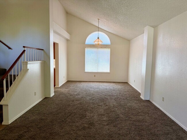 Building Photo - 4 Bed, 2.5 Bath Home with 3-Car Garage in Clovis Unified School District