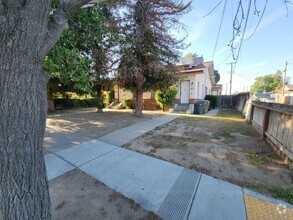 Building Photo - Move in ready. 3 bedrooms/ 1.5 bath, yard,...