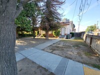 Building Photo - Move in ready. 3 bedrooms/ 1.5 bath, yard,...