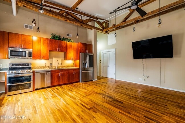 Building Photo - 400 W Church Ave