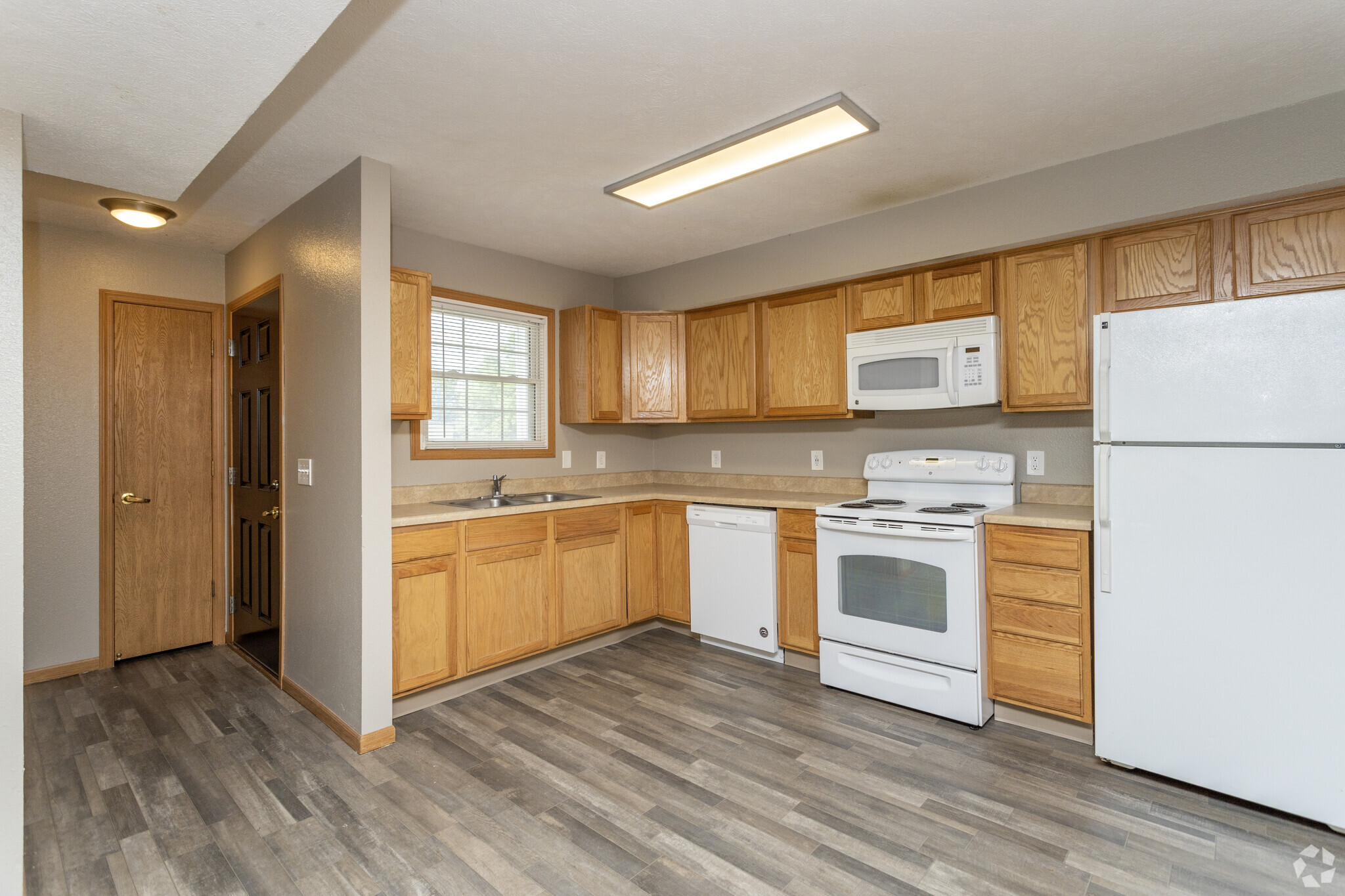 2BR, 1 BA - 1,090SF - Fieldstone Place Apartments