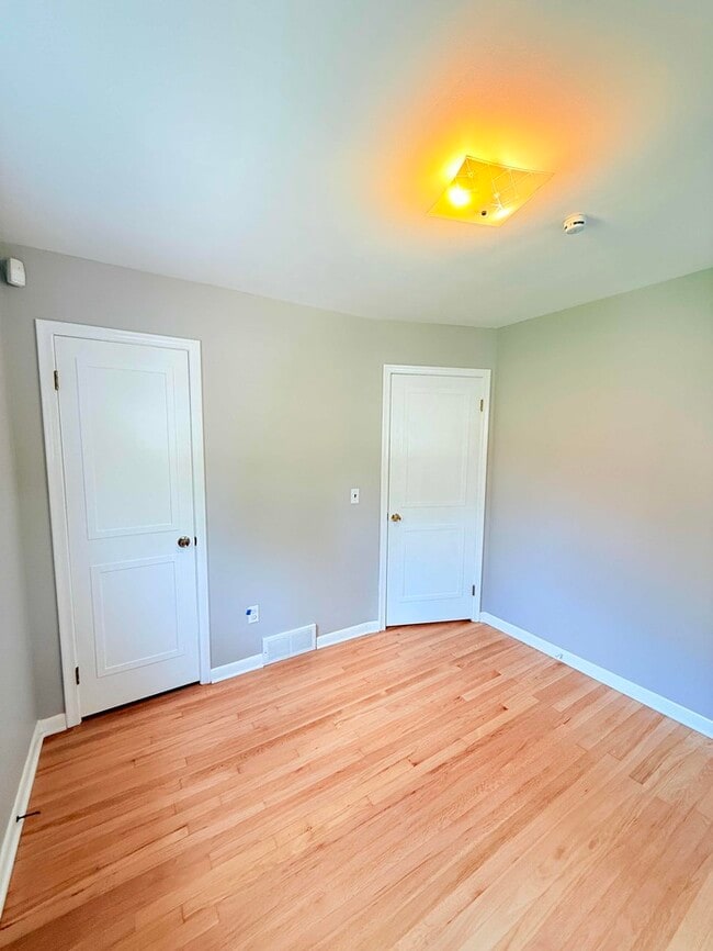 Building Photo - 1718 Cresthill Ave