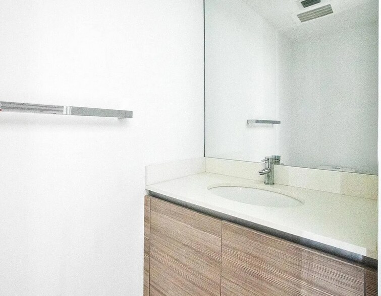 Building Photo - 121 NE 34th St