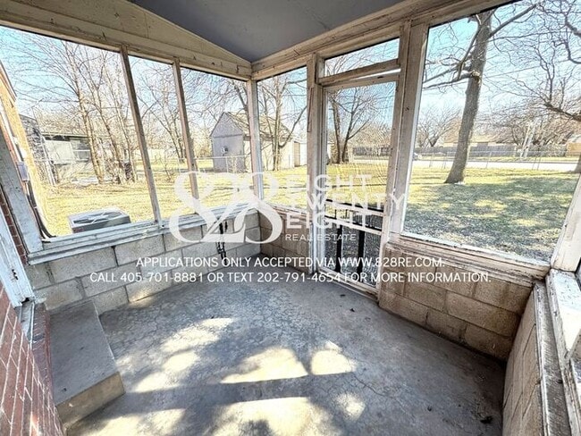 Building Photo - Cozy 2 Bed/1 Bath Single Family Brick Home...