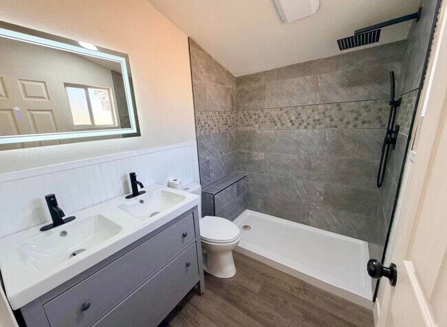 Building Photo - Charming Home in Exeter coming soon!