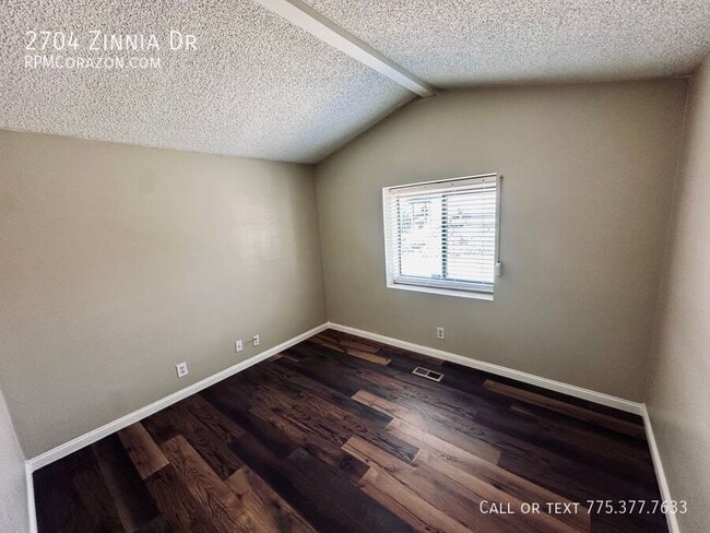 Building Photo - 2704 Zinnia Ave