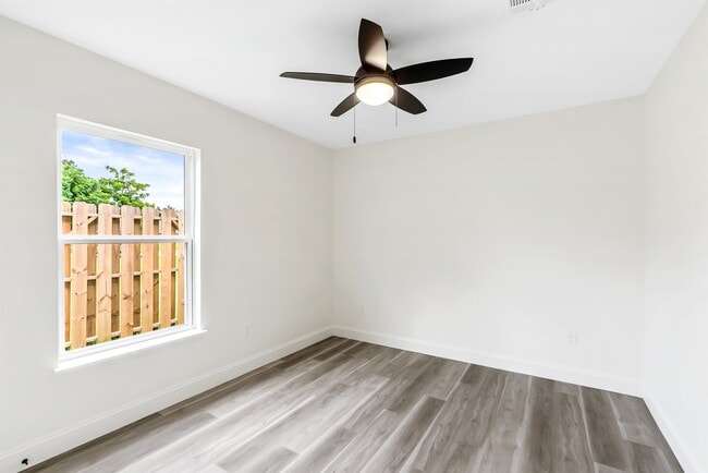 Building Photo - 503 W Sallier St