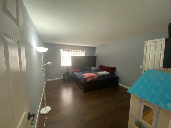 Building Photo - Updated 2BD 1.5BA townhouse in Heart of Be...