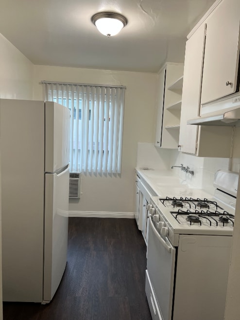 Building Photo - 214 W Maple St